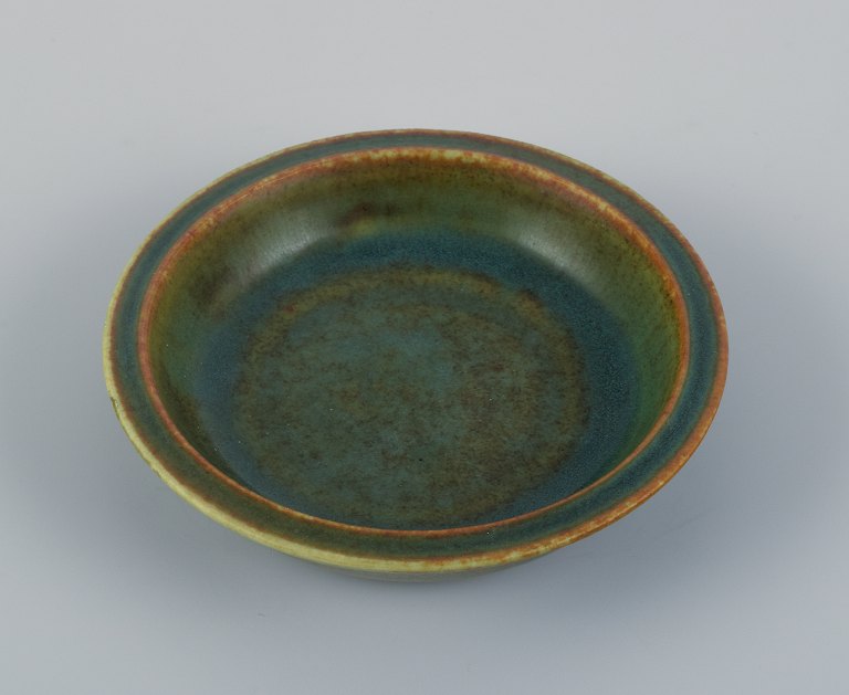 Eva Stæhr Nielsen for Saxbo, lille keramikskål med glasur i grønne, blå og brune 
toner.