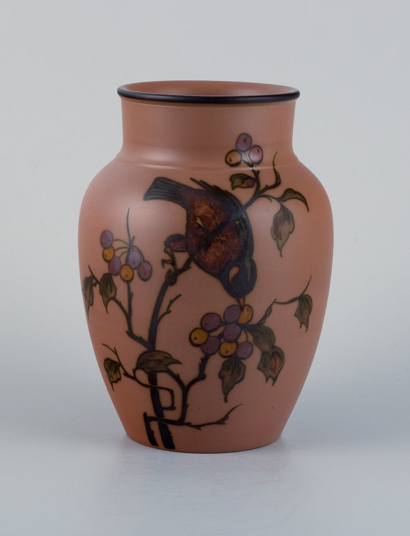 Hjorth Bornholm, håndlavet keramikvase dekoreret med fugl på gren.