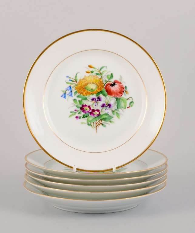 Bing & Grøndahl, seks frokosttallerkner i porcelæn håndmalet med polykrome 
blomster og gulddekoration.