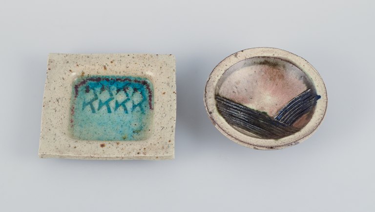 Conny Walther og ubekendt, to unika keramikskåle. Dansk keramik.
Conny Walther skål med indlagt glas. Abstrakte motiver.
