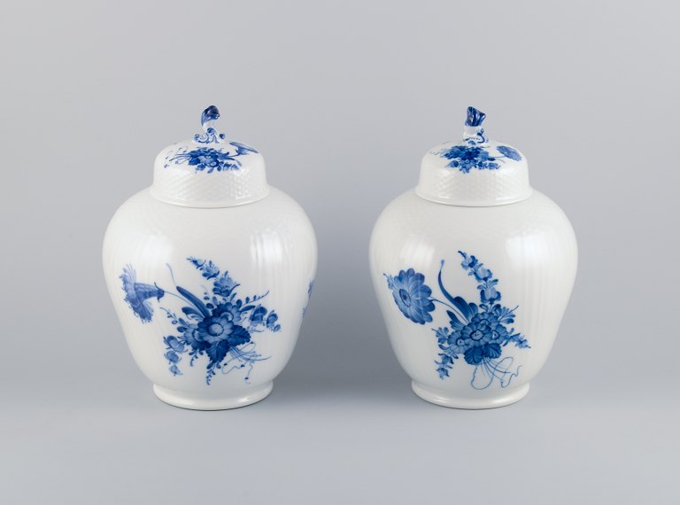 Royal Copenhagen Blue Flower Curved, a pair of lidded jars in porcelain.