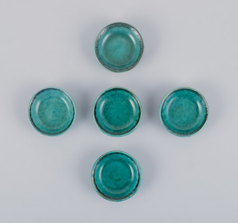 Wilhelm Kåge for Gustavsberg, et sæt på fem små ”Argenta” skåle i keramik. Grøn 
glasur med sølvindlægninger.
