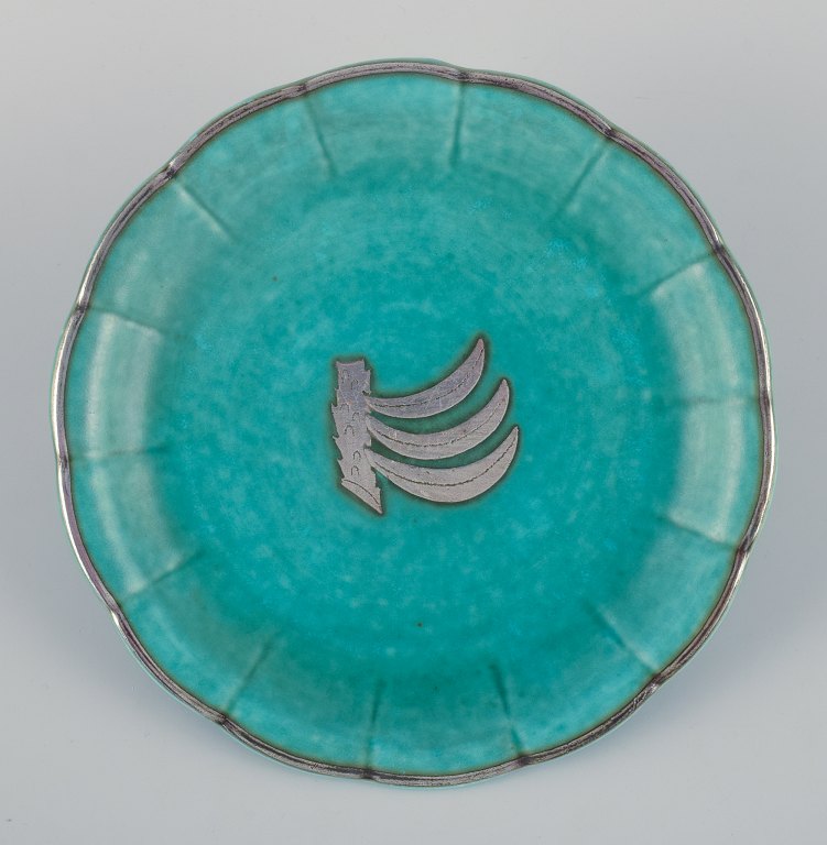 Wilhelm Kåge for Gustavsberg,”Argenta” fad i keramik.
Grøn glasur dekoreret med bananer i sølv.