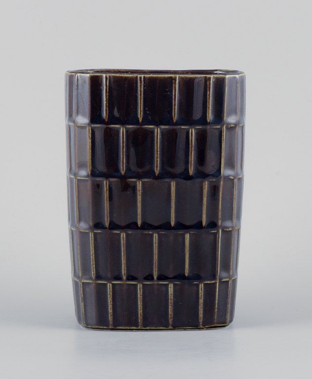 Göran Bäck for Arabia, Finland, ceramic vase in a modernist and stylish design. 
Geometric pattern with glaze in blue-brown shades.