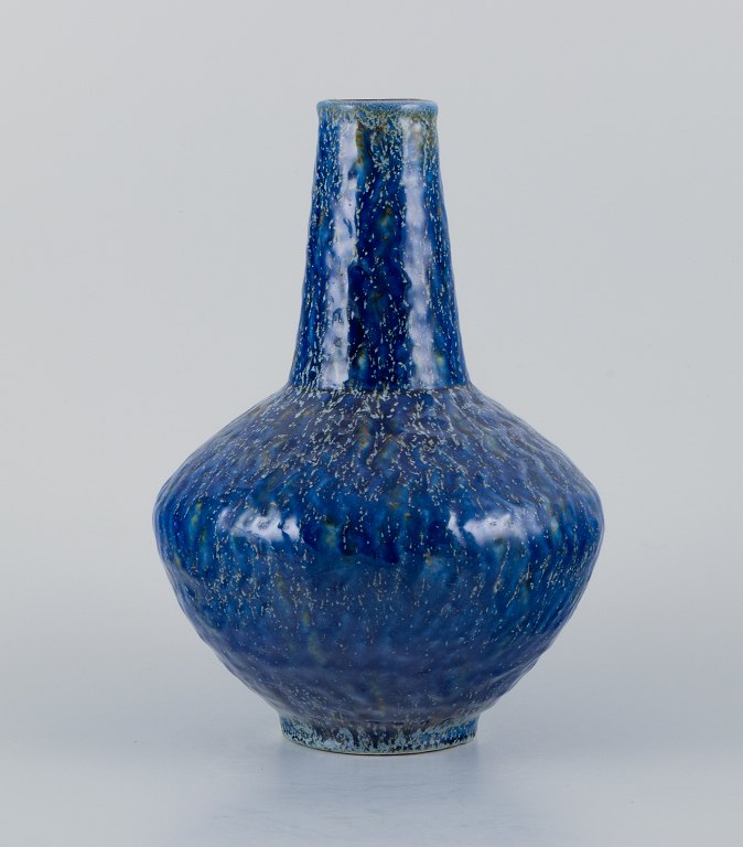Europæisk studiokeramiker, stor keramikvase med glasur i blå nuancer.