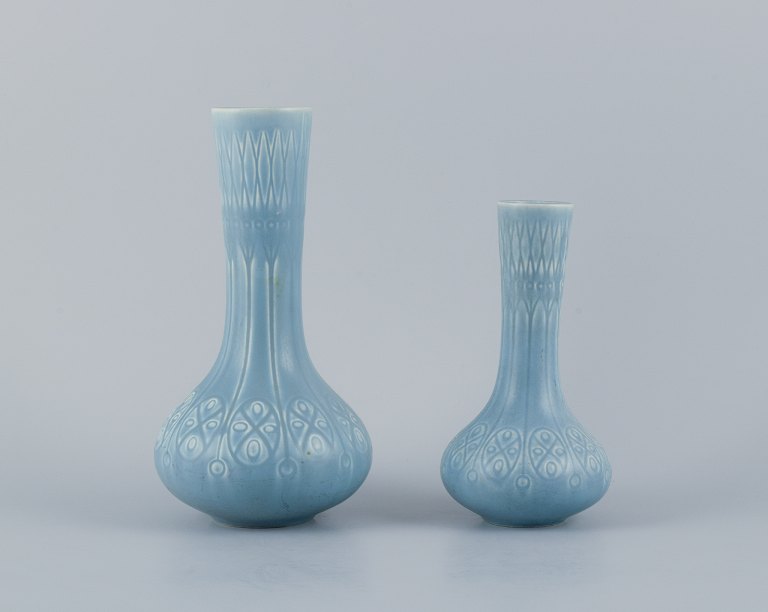Upsala-Ekeby/Gefle, Sverige. To ”Kairo” keramikvaser i lyseblå glasur.
