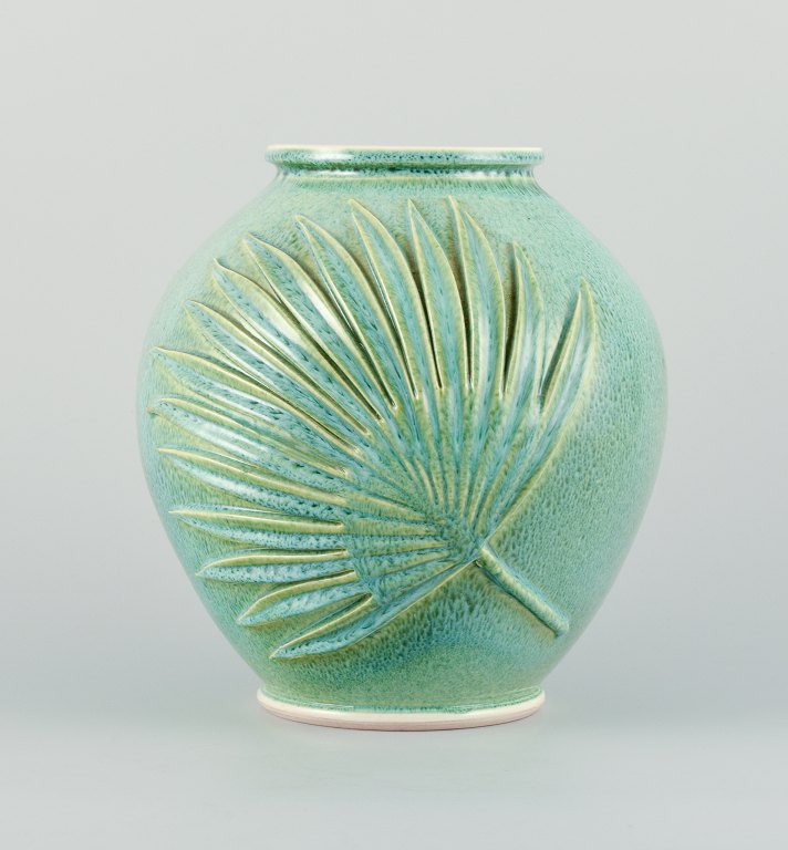 Fransk keramiker, stor unikavase i grønblå glasur.
Udformet med palmeblade i relief.