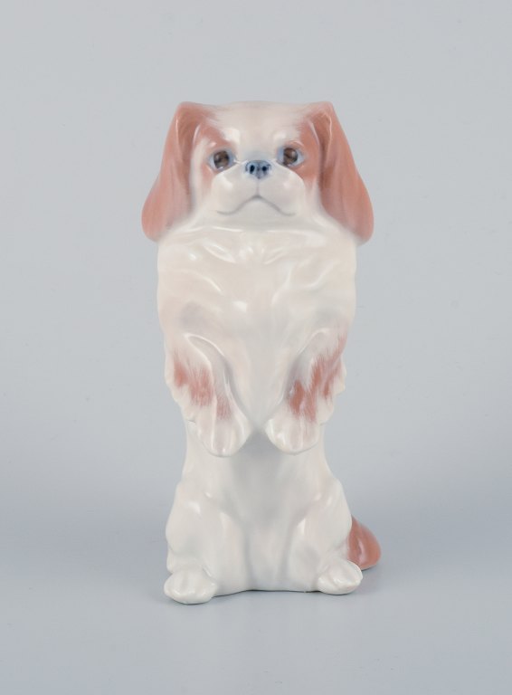 Royal Copenhagen, porcelænsfigur af stående pekingeser.