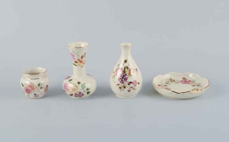 Zsolnay, Ungarn, fire dele porcelæn bestående af tre vaser og et lille fad. 
Håndmalet med blomstermotiver og insekter på cremefarvet bund.