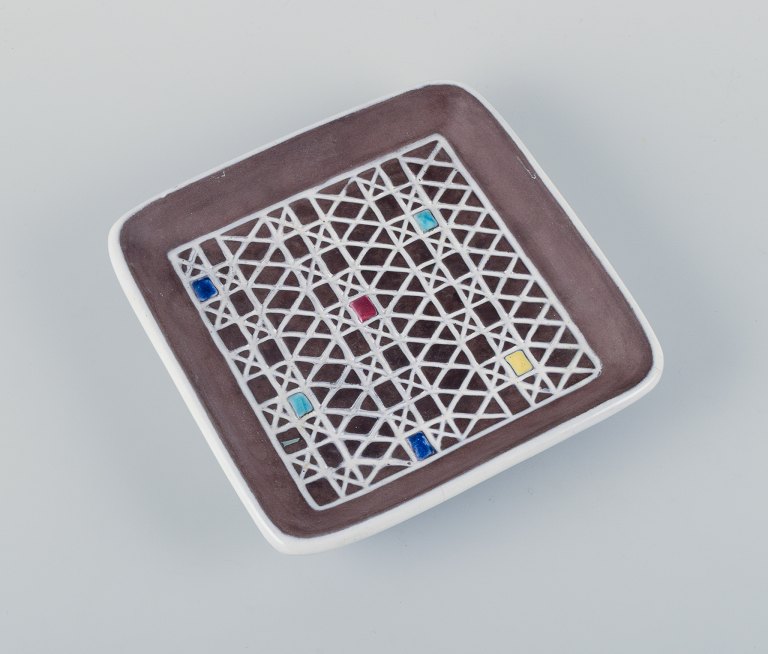 Ingrid Atterberg for Upsala-Ekeby, kvadratisk ”Corso” skål i keramik designet 
med geometrisk mønster.