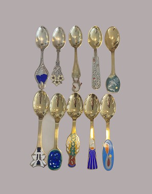 JuleskeerA. MichelsenForgyldt sterlingsølvØverste linje: 1913, 1800 kr., 1929, 1.100 kr., 1948, 850 kr., 1939, 900 kr., 1983 800 kr.Nederste linje: 1991. 850 (inskription), 1987, 800 kr.,1996 1200 kr., 1995, 1400 kr.,1992, 1100 kr.