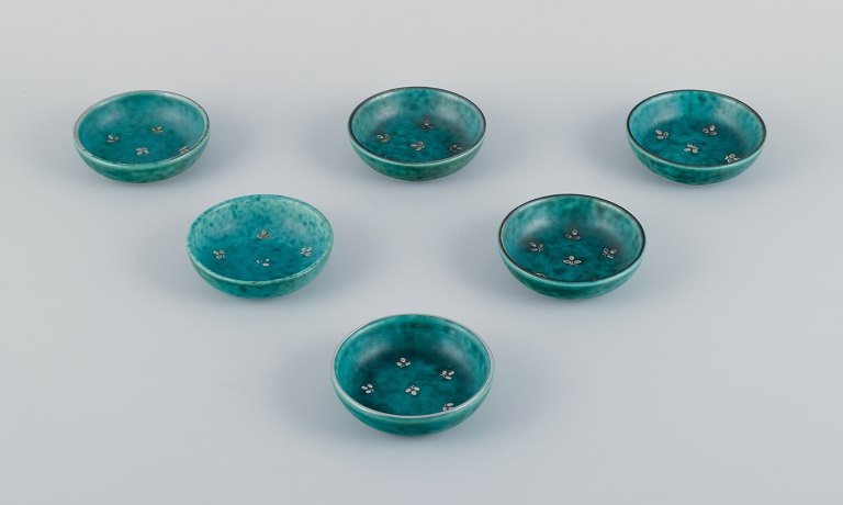 Wilhlem Kåge for Gustavsberg, et sæt på seks ”Argenta” keramikskåle. Glasur i 
grønne toner med blade i for af sølvindlæg.