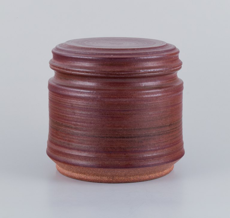 Mogens Nielsen, Nysted, stor håndlavet lågkrukke i keramik med glasur i brune 
toner.