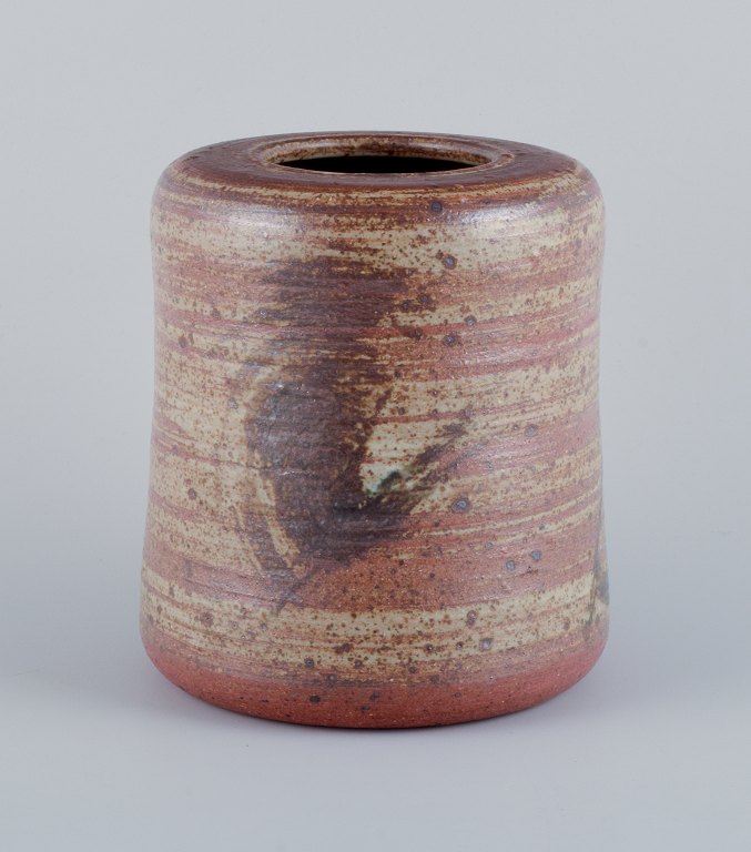 Mogens Nielsen, Nysted, stor håndlavet vase i keramik med glasur i brune toner.