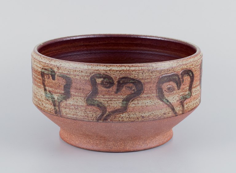 Mogens Nielsen, Nysted, stor håndlavet skål i keramik dekoreret med abstrakte 
motiver. Glasur i brune toner.
