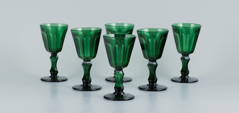 Val St. Lambert, Belgien, et sæt på seks "Lalaing" hvidvinsglas i grønt  
facetslebet krystalglas.