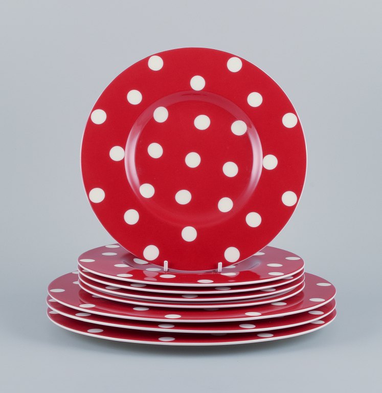 Royal Fine China, et sæt på otte ”Freshness Dots Red” tallerkner. Tre 
middagstallerkner og fem frokosttallerkner.