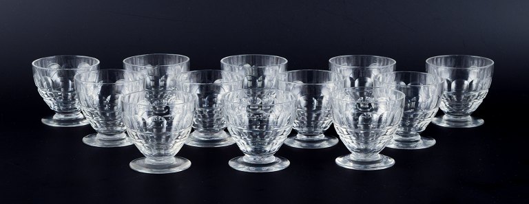 Baccarat, Frankrig, et sæt på tolv ”Charmes” Art Deco vandglas i klart 
krystalglas. Facetslebet.