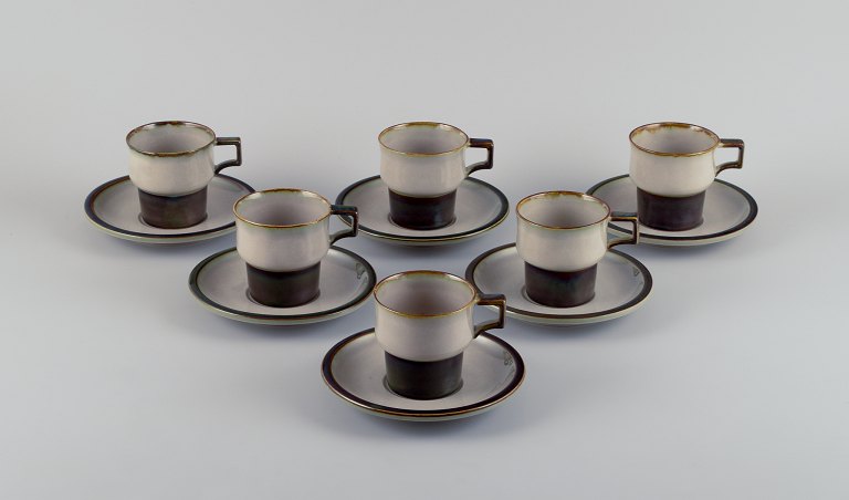 Bing & Grøndahl, Tema, et sæt på seks kaffekopper med tilhørende underkopper i 
stentøj.
