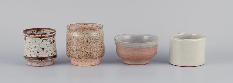 Mogens Nielsen, Nysted / Stouby Keramik og andre.
Fire dele håndlavet keramik i lyse og brune nuancer.