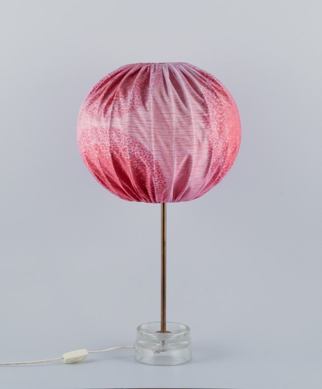 Josef Frank, stor bordlampe i glas og messing. Skærm i tekstil med rosa  nuancer 
med blomstermotiver.