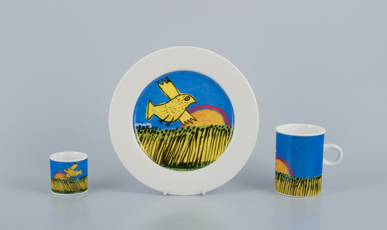 Corneille (Guillaume Cornelis van Beverloo), Hollandsk CoBrA kunstner 
(1922-2010). Kaffekop, tallerken og æggebæger i porcelæn dekoreret med fugle 
over mark med solopgang.