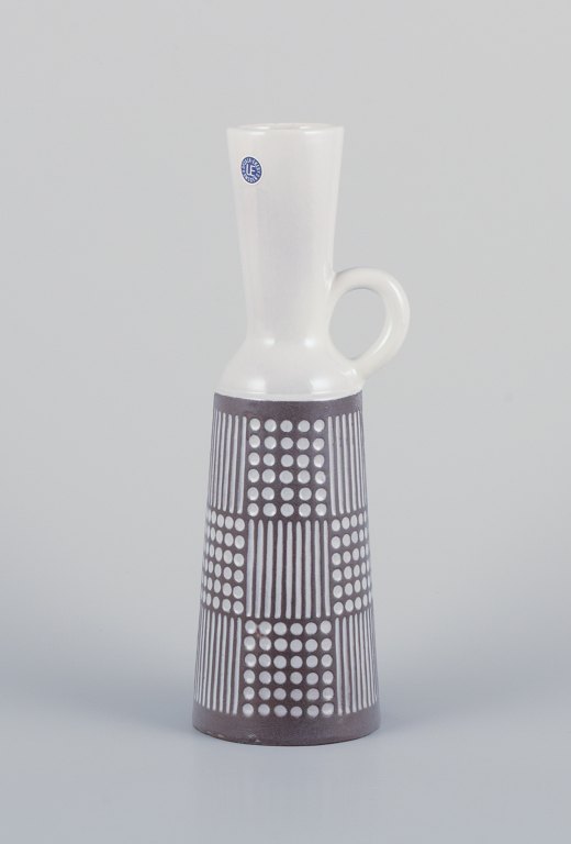 Mari Simmulson (1911-2000) for Upsala Ekeby.
”Ruta” kande/vase i keramik. Stilrent design.