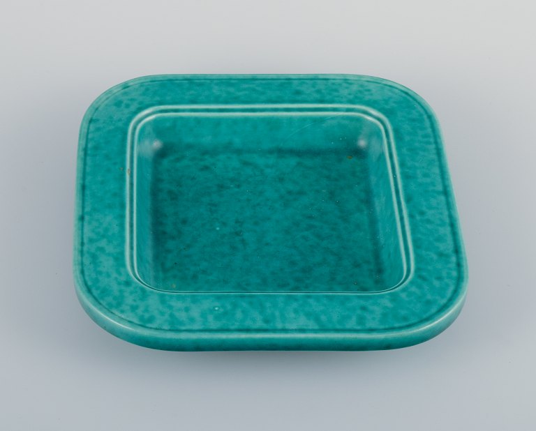 Wilhelm Kåge for Gustavsberg, kvadratisk skål i keramik.
Klassisk grøn glasur fra Argenta serien.