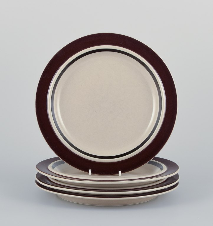 Raija Uosikkinen and Ulla Procopé for Arabia, Finland. A set of four "Ruija" 
dinner plates in stoneware with brown decoration.