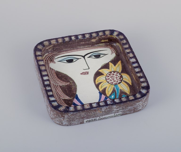 Mari Simmulson (1911-2000) for Upsala Ekeby. Stor skål i keramik med polykrom 
dekoration.