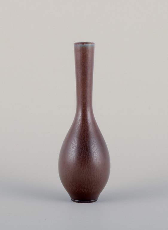 Berndt Friberg for Gustavsberg, Sverige. Unika Studiohand keramikvase i brunlige 
toner.