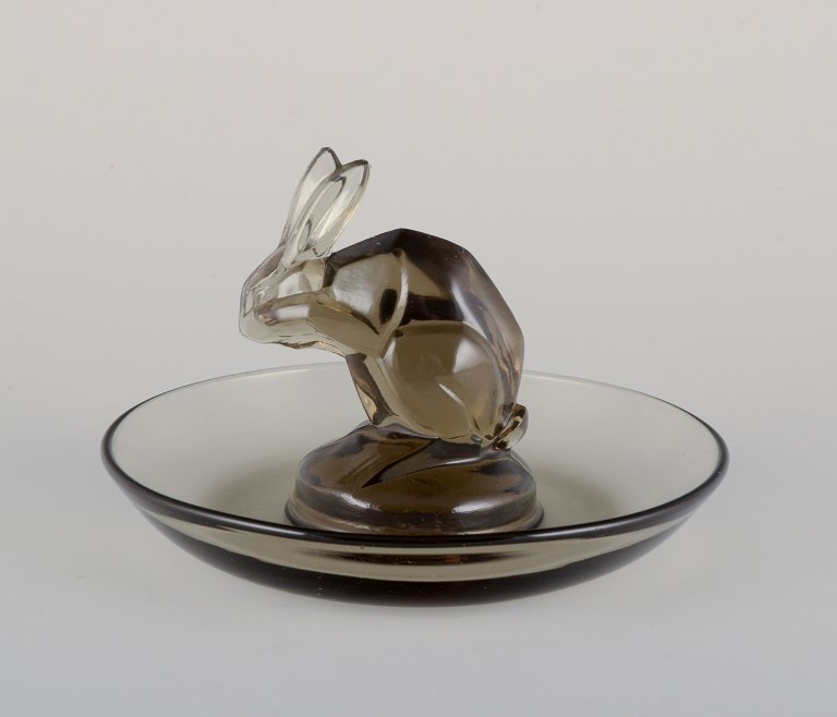 René Lalique, Frankrig. Tidlig Art Deco askebæger med hare i røgfarvet 
kunstglas.
