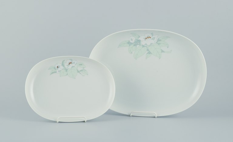 Tapio Wirkkala (1915-1985) for Rosenthal Studio-linie, "Century Blütentraum". To 
ovale fade dekoreret med blomstermotiv.