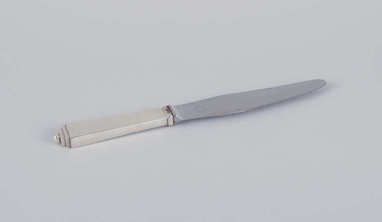 Georg Jensen Pyramide. Art Deco lunch knife with a long handle, stainless steel 
blade, and serrated edge.