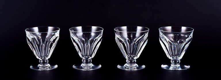 Baccarat, Frankrig. Et sæt på fire Art Deco hvidvinsglas i facetslebet 
krystalglas.