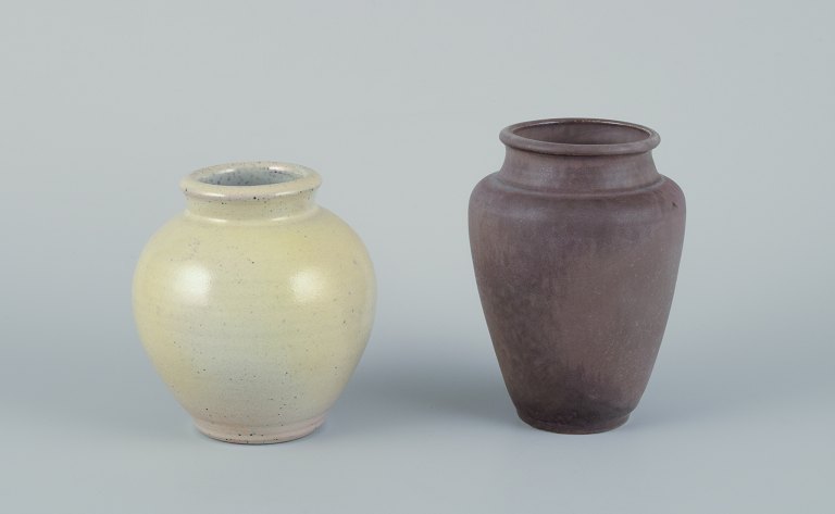 Kuch and Elly Kuch (1929-2008) and Wilhelm Kuch (1925-2022). Two unique ceramic 
vases. 
One vase in matte glaze with brownish tones.
The other vase with glaze in yellow and pink hues.