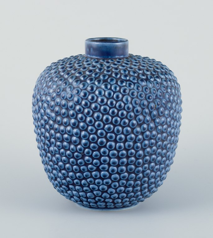 Keramikvase i modernistisk design med glasur i blå toner.