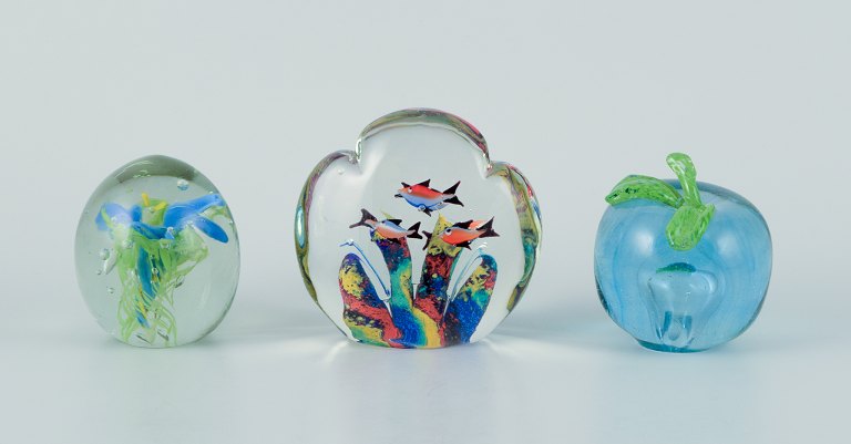 Skandinavisk glaskunstner. Tre brevpressere i kunstglas. Blomstermotiv, akvarium 
og æble indlagt i glasset. Håndlavet.