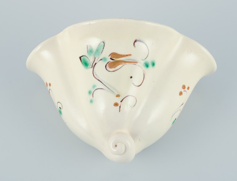 Kähler. Ceramic wall-mounted plant holder. Glaze in light tones. Floral motif.