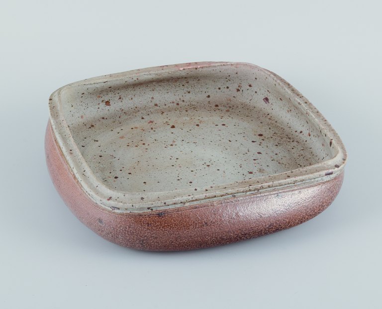 Nils Kähler for Kähler, ceramic bowl on four low feet.
Square shape. Glaze in earthy tones.