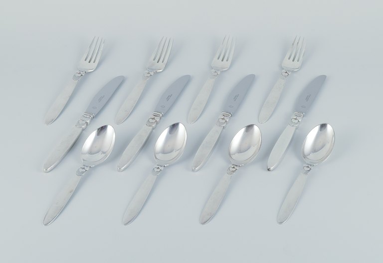 Georg Jensen Cactus. A four-person dinner set in sterling silver.
Comprising four long-handled dinner knives, four dinner forks, and four dinner 
spoons.