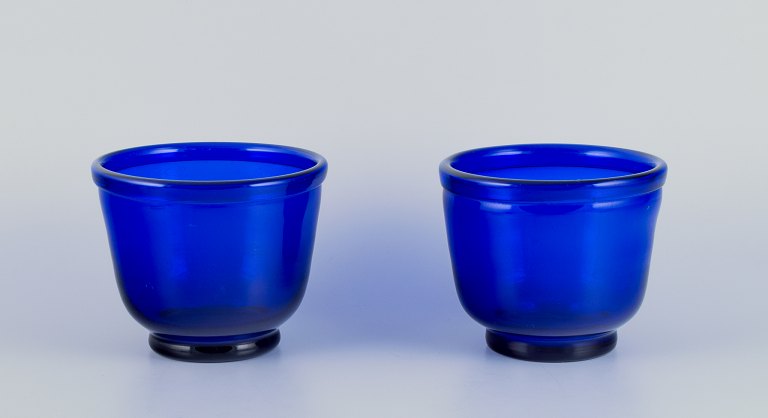 Et par kunstglasvaser i blåt glas. Mundblæst.
Danmark