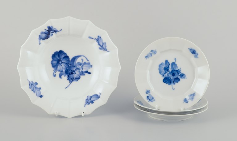 Royal Copenhagen Blå Blomst Kantet. Tre tallerkner og en skål. Håndmalet 
porcelæn.