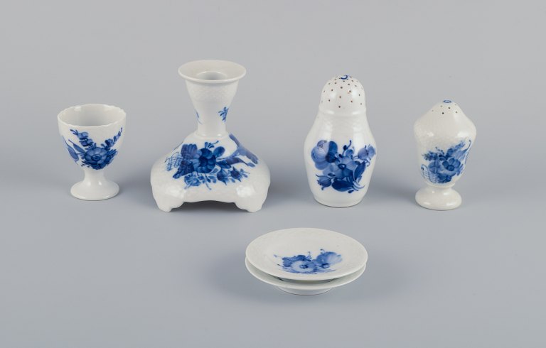 Royal Copenhagen Blue Flower Braided. Six pieces including a candlestick, egg 
cup, pepper shaker, salt shaker, and two butter dishes.
Various dating.
