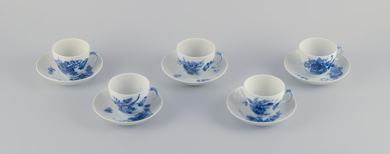 Royal Copenhagen Blå Blomst Svejfet. Et sæt på fem kaffekopper med tilhørende 
underkopper.