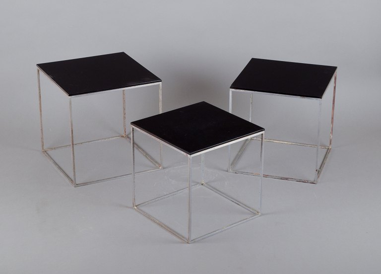 Poul Kjærholm, dansk møbeldesigner. Et sæt indskudsborde PK 71.
Stel af børstet stål, plader af sort akryl.