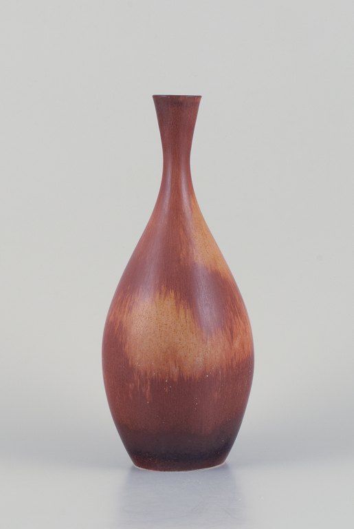 Carl Harry Stålhane (1920-1990) for Rörstrand, Sverige. 
Vase i harepelsglasur. Mørkerøde og sandfarvede nuancer.