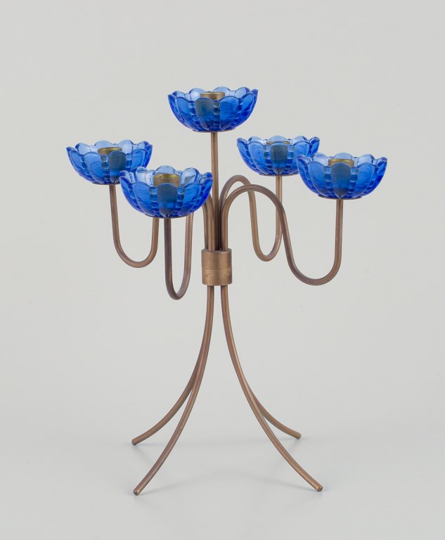 Gunnar Ander for Ystad Metall, Sverige. Høj lysestage i messing og blåt 
kunstglas formet som blomster. Til fem lys.