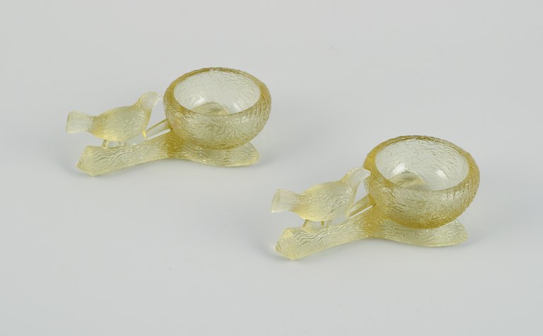 Fåglavik Glasbruk (1874-1980), Sweden.
Two salt cellars with birds in colored glass. Handmade yellow-brown glass.