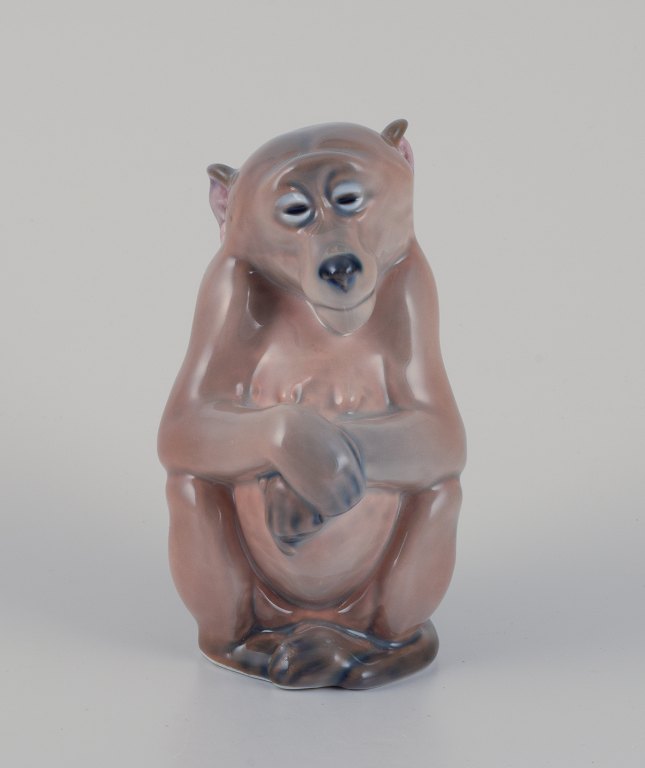 Royal Copenhagen. Porcelænsfigur af abe.Design Niels Nielsen 1913.